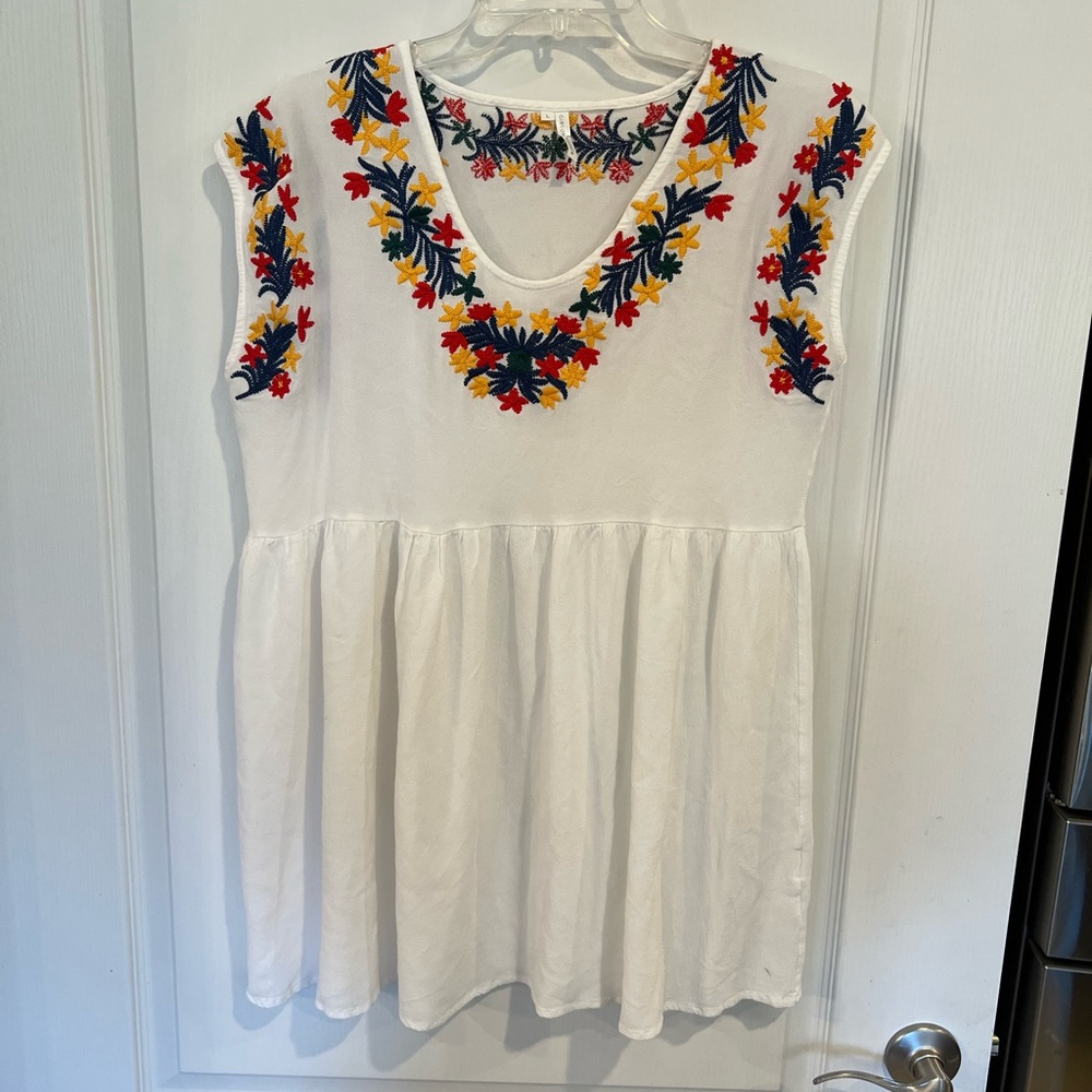 Gibson Latimer White Blouse with Multicolor Embroidery